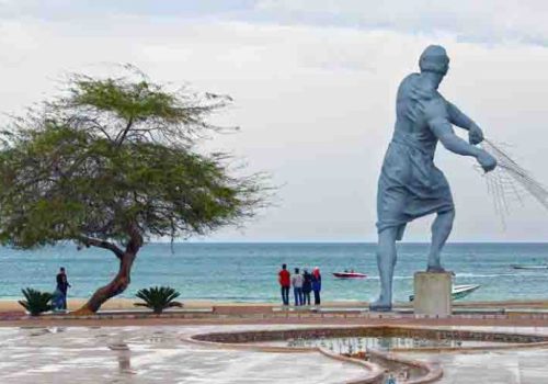 ساحل مرد ماهیگیر کیش؛ با مجسمۀ بزرگ فیگوراتیو مرد ماهیگیر
